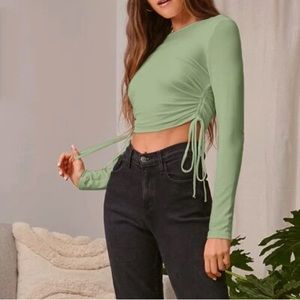 Green drawstring ruched side rib-knit cropped long sleeve in size medium
